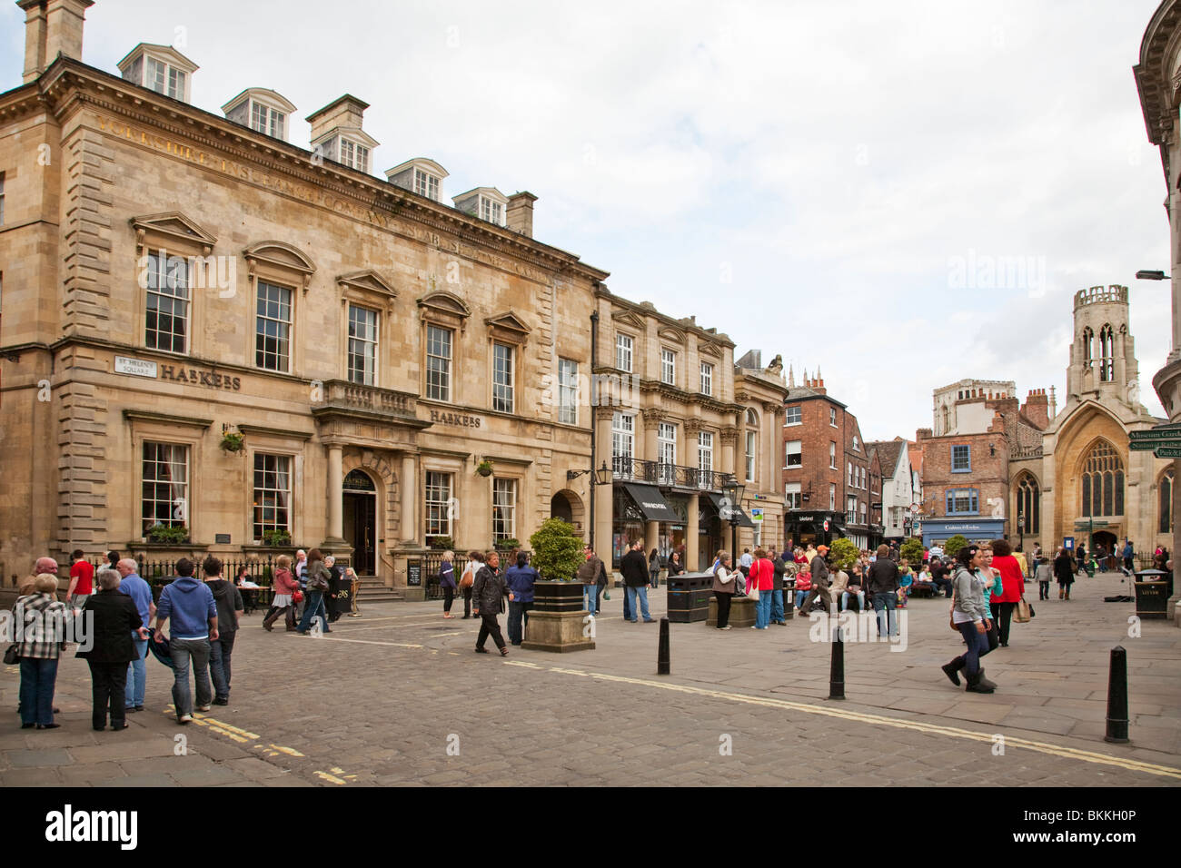 Blick entlang der belebten St. Helena-Platz im Zentrum von York, Yorkshire, Großbritannien Stockfoto