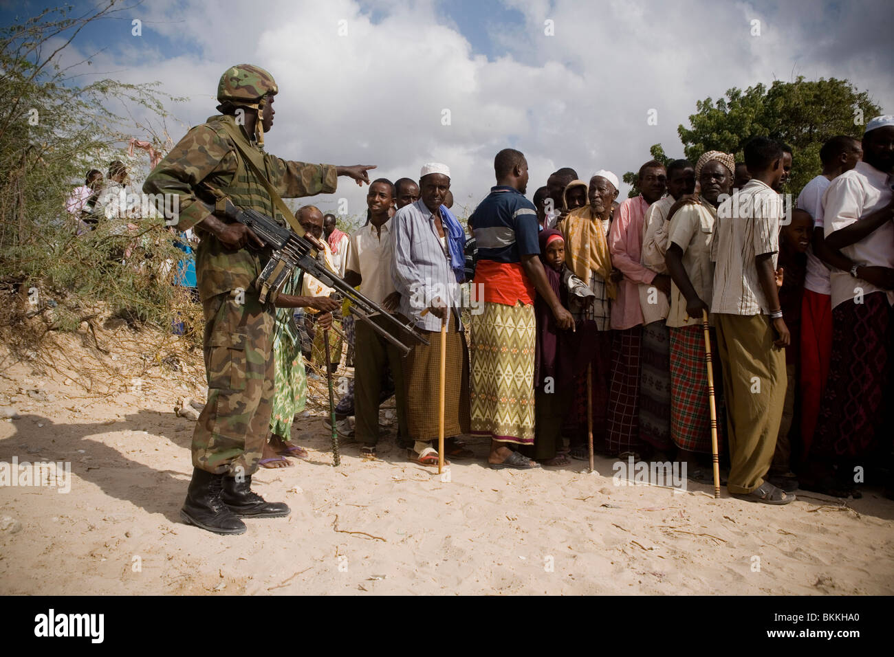 Ein Soldat aus der Friedenstruppe der Afrikanischen Union (AU) steht Wache von einer Menschenmenge in Mogadischu, Somalia. Stockfoto
