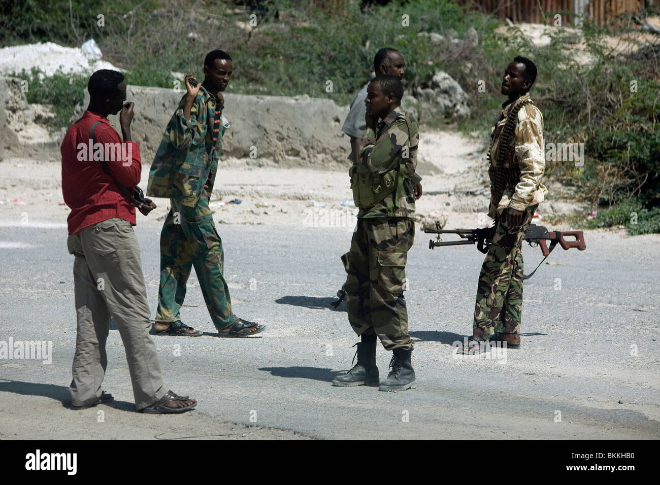 Bewaffnete Männer treu an die somalische Regierung (Übergangs) sind in einer Straße von der somalischen Hauptstadt Mogadischu gesehen. Stockfoto