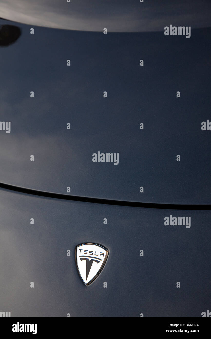 Motorhaube und Logo ein Tesla Roadster, eine leistungsstarke Elektro-Sportwagen, UK Stockfoto