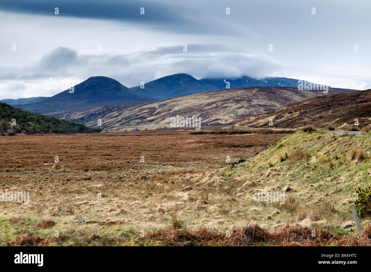 Glen Cassley, Sutherland, Schottland auf ein helles, Frühling Tag mit flachen Talboden und Cloud Spitze Berge in der Ferne Stockfoto