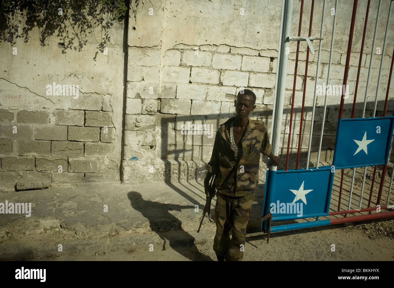 Ein Soldat aus der somalischen Regierung (Übergangs) öffnet das Tor der Villa Somalia, den Präsidentenpalast. Stockfoto