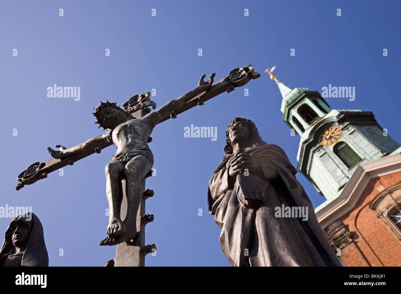 Eine Skulptur zeigt die Kreuzigung von Jesus Christus an die Heilige Dreieinigkeitskirche, (St Georgskirche) in Hamburg, Deutschland. Stockfoto