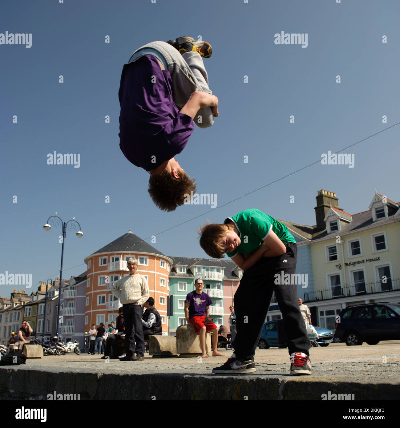 ein junger Mann praktiziert Parkour Freerunning Aberystwyth Wales UK Stockfoto
