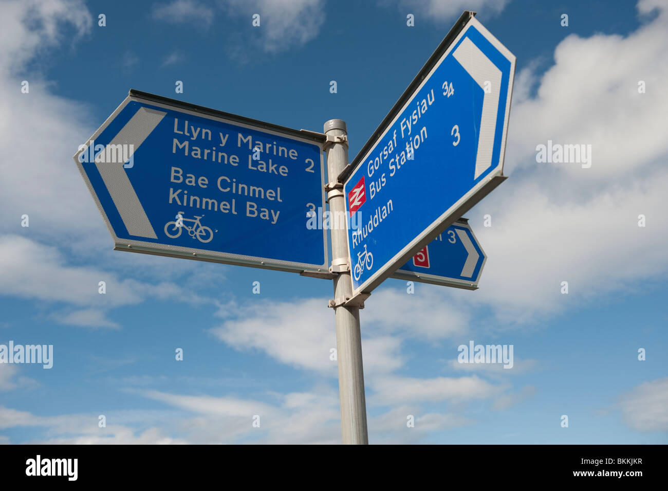 Blaue Touristeninformation zweisprachige walisische englische Wegweiser bei Rhyl, North Wales, UK Stockfoto