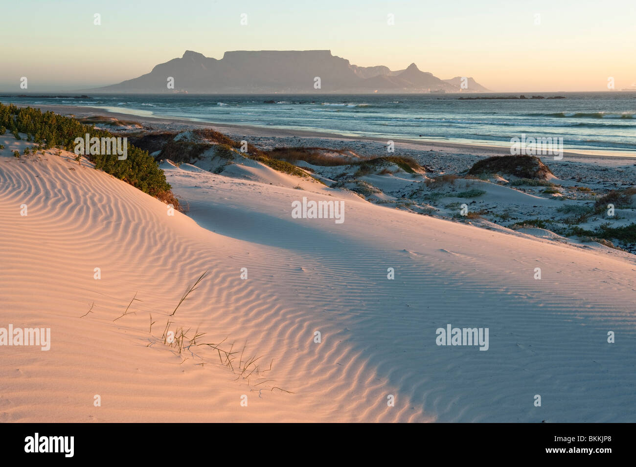 Spektakuläre Aussicht auf den Tafelberg von Big Bay bei Sonnenuntergang. Cape Town, Südafrika Stockfoto