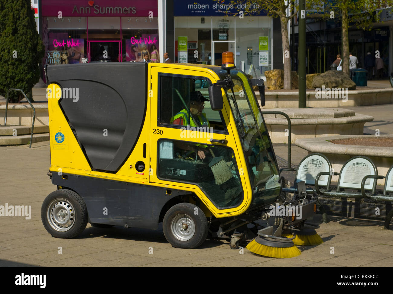 Mann fahren eine Straße Reinigungsmaschine Stockfoto