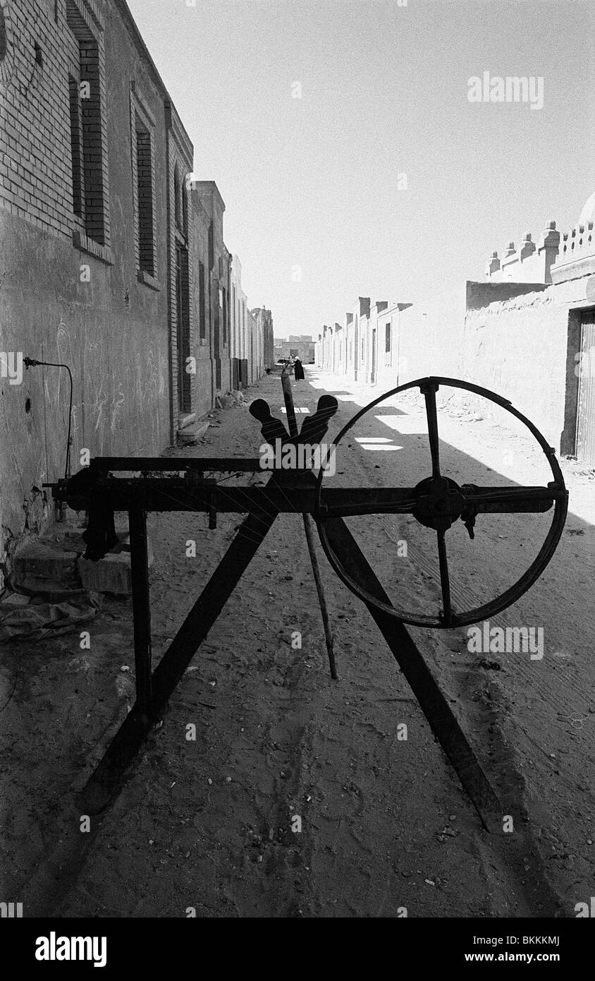 Ein Bewohner von dem Ost-Friedhof in Kairos "City of the Dead" Spinnerei Garn in die gerade Gassen der Familiengräber Stockfoto