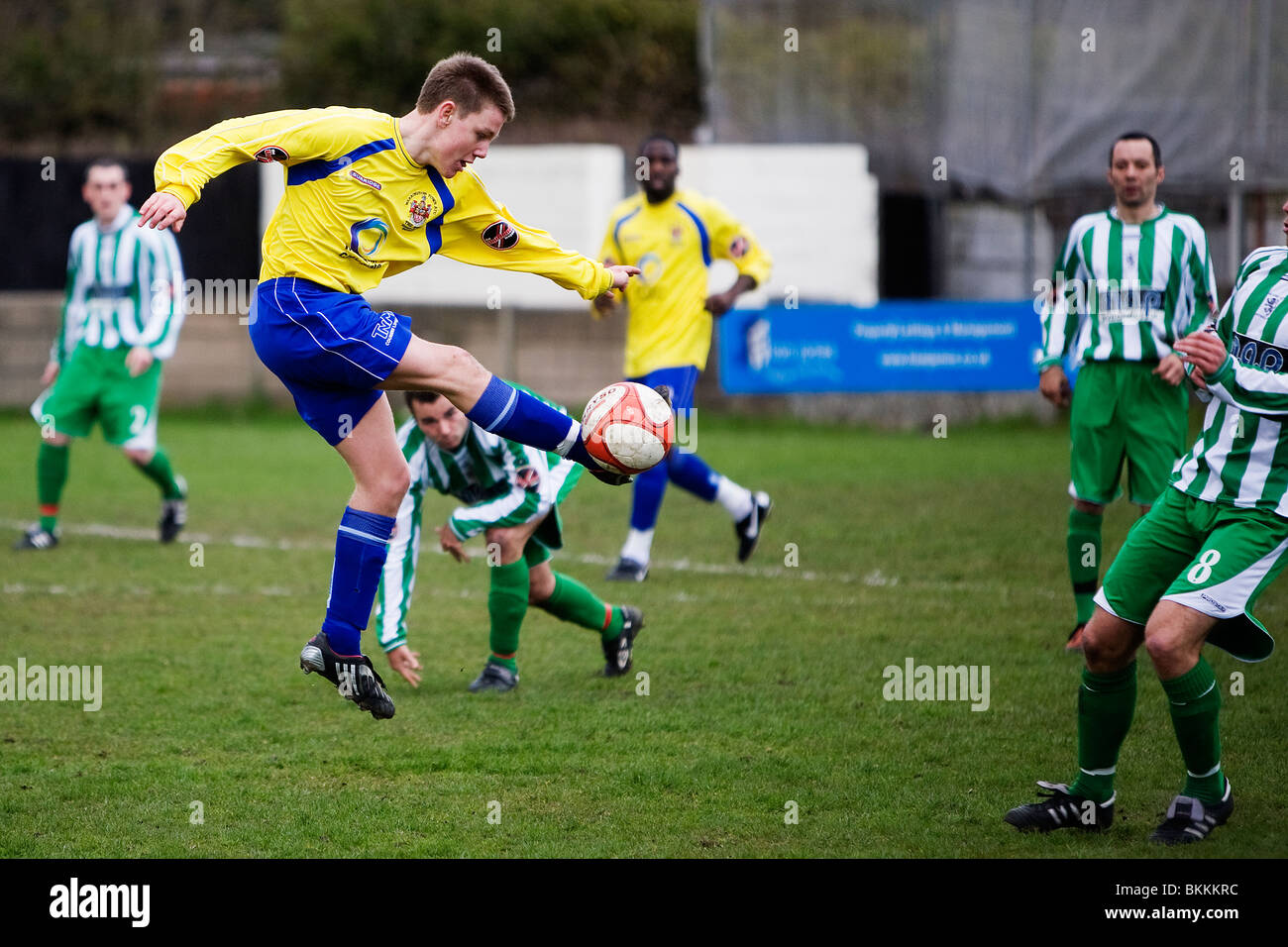 Bild von einem Fußballspiel mit Warrington Stadt AFC unterhaltsam Ossett Albion im Cantliever Park in der Unibond North league Stockfoto