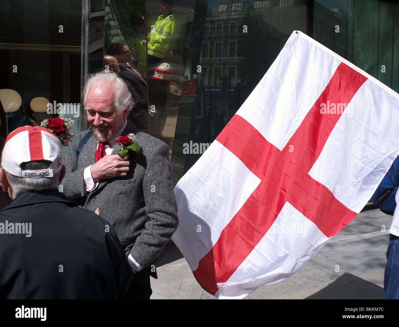 Eine patriotische Engländer mit einer Rose angeheftet, Revers bei der St. Georges Day Feier in der City of London 2010 Stockfoto