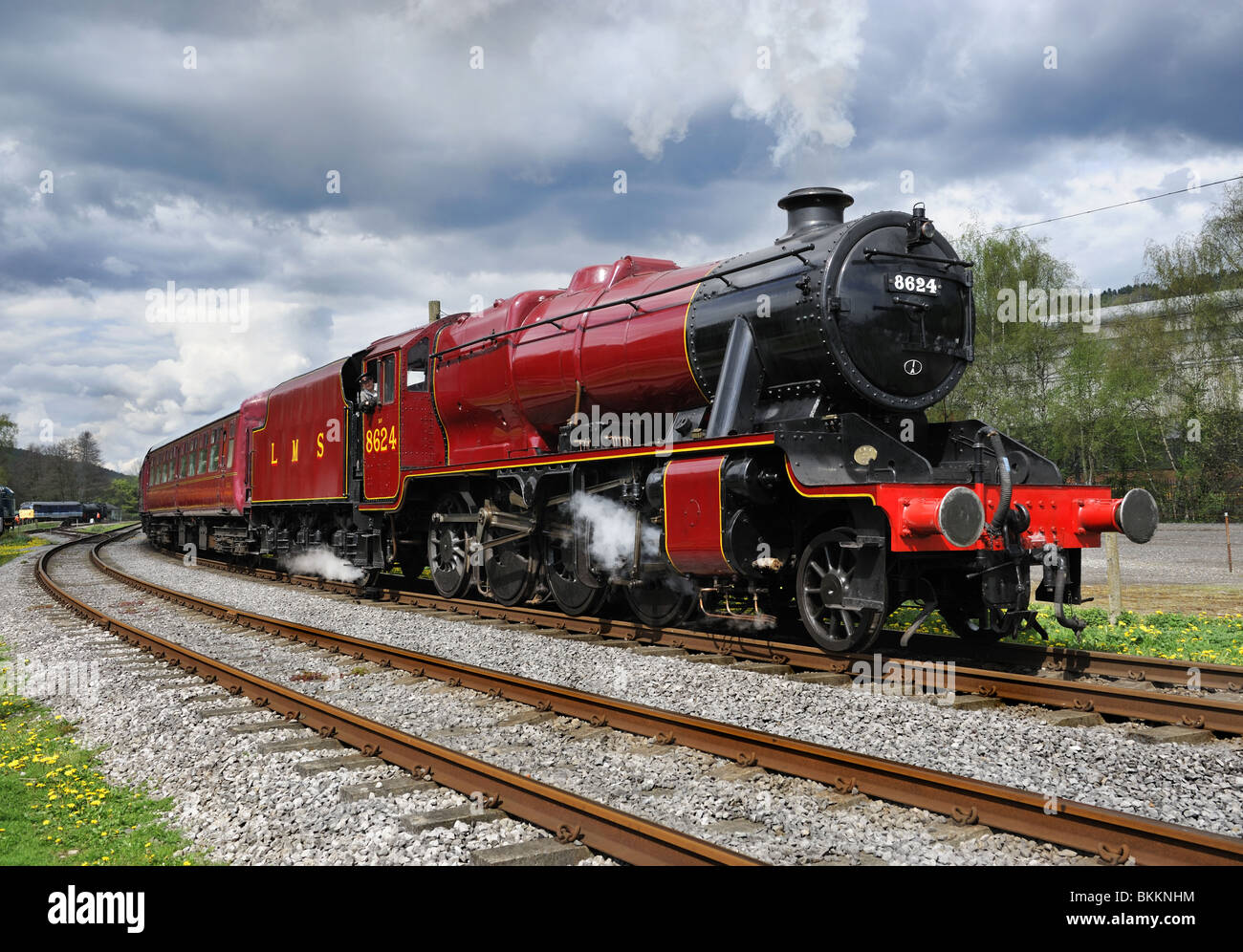 1943 Stanier 8F Dampflokomotive, No.8624, mit dem Zug von Kutschen, Peak Bahn centre, South Rowsley, Derbyshire. Stockfoto