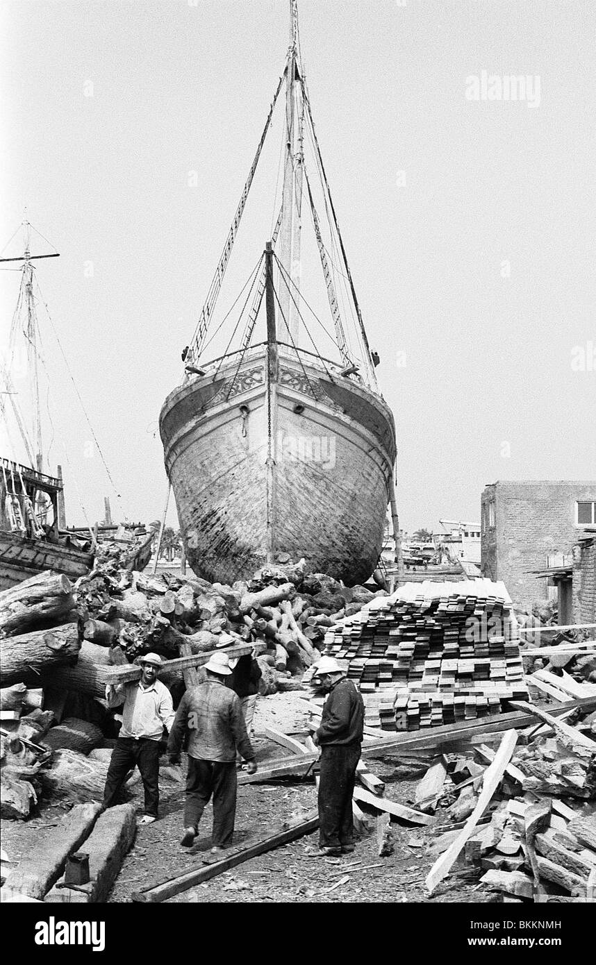 Männer bei der Arbeit in einer Werft in das Nildelta Stadt of Ra al-Barr Stockfoto