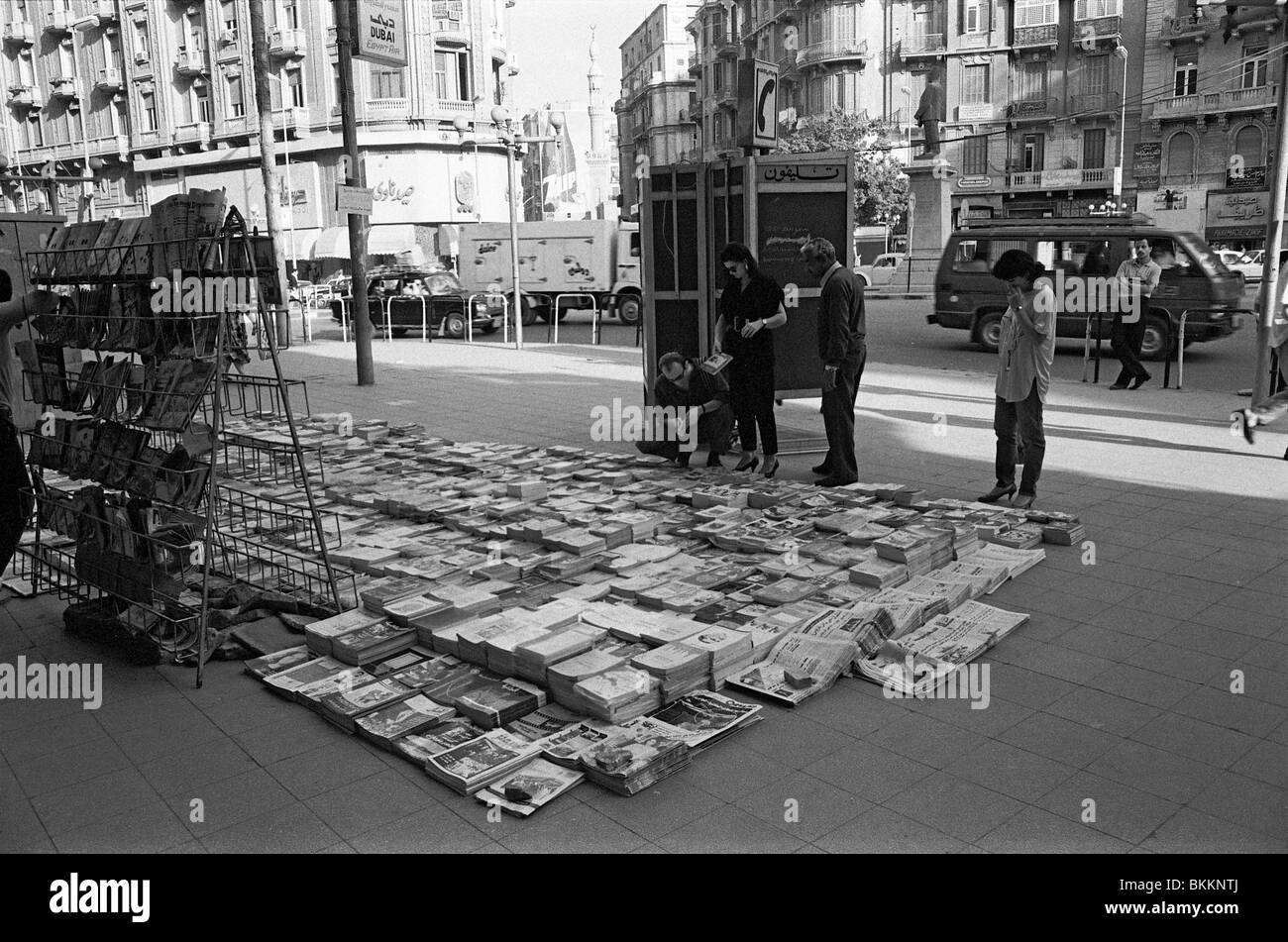 Ein Magazin Stall ausgebreitet auf dem Bürgersteig am Midan Talaat Harb, in der Innenstadt von Kairo, Ägypten Stockfoto