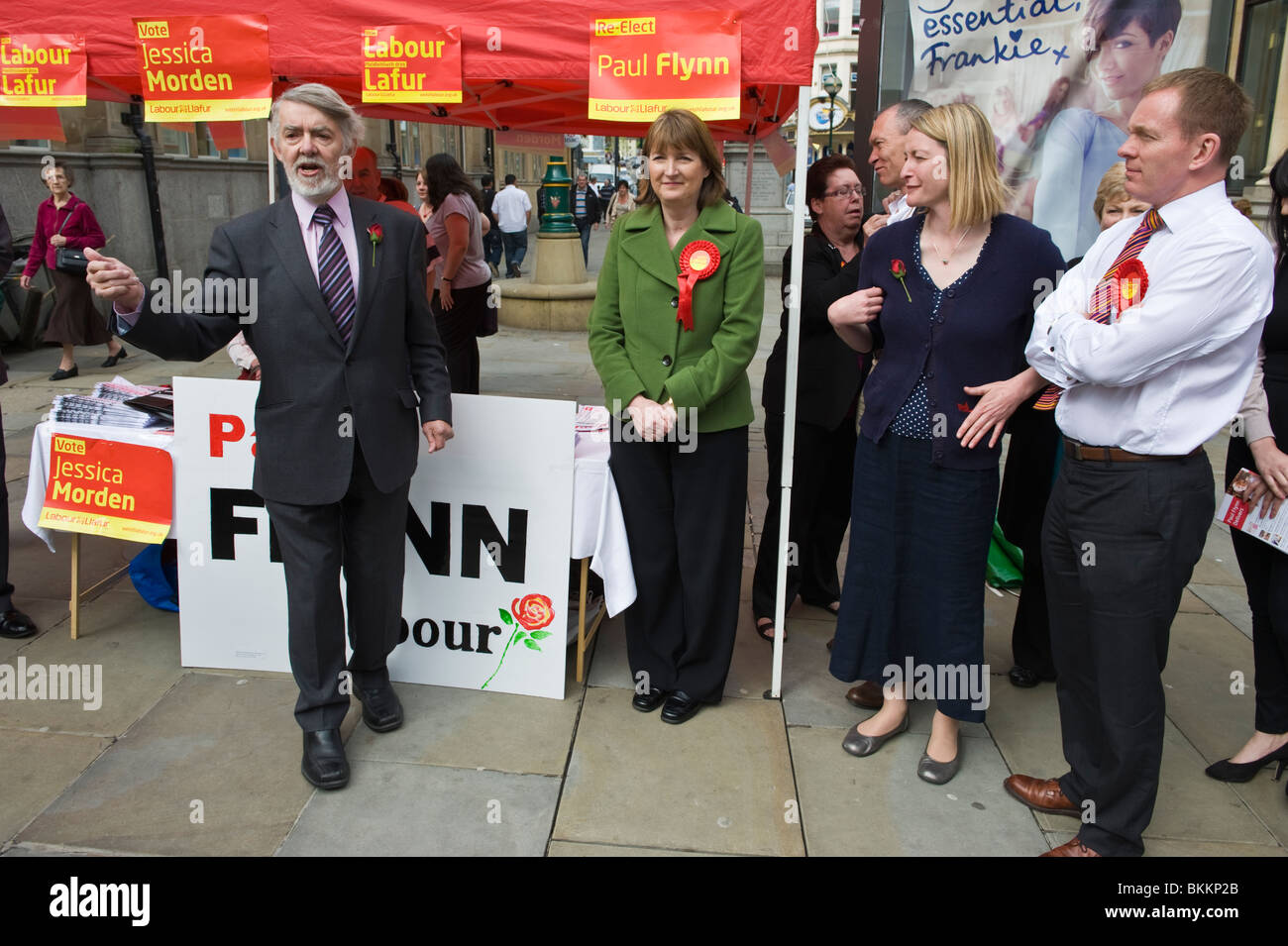 Paul Flynn (links) Labour Party Kandidaten suchen Wiederwahl in Newport West Kampagnen mit Harriet Harman im Stadtzentrum Stockfoto