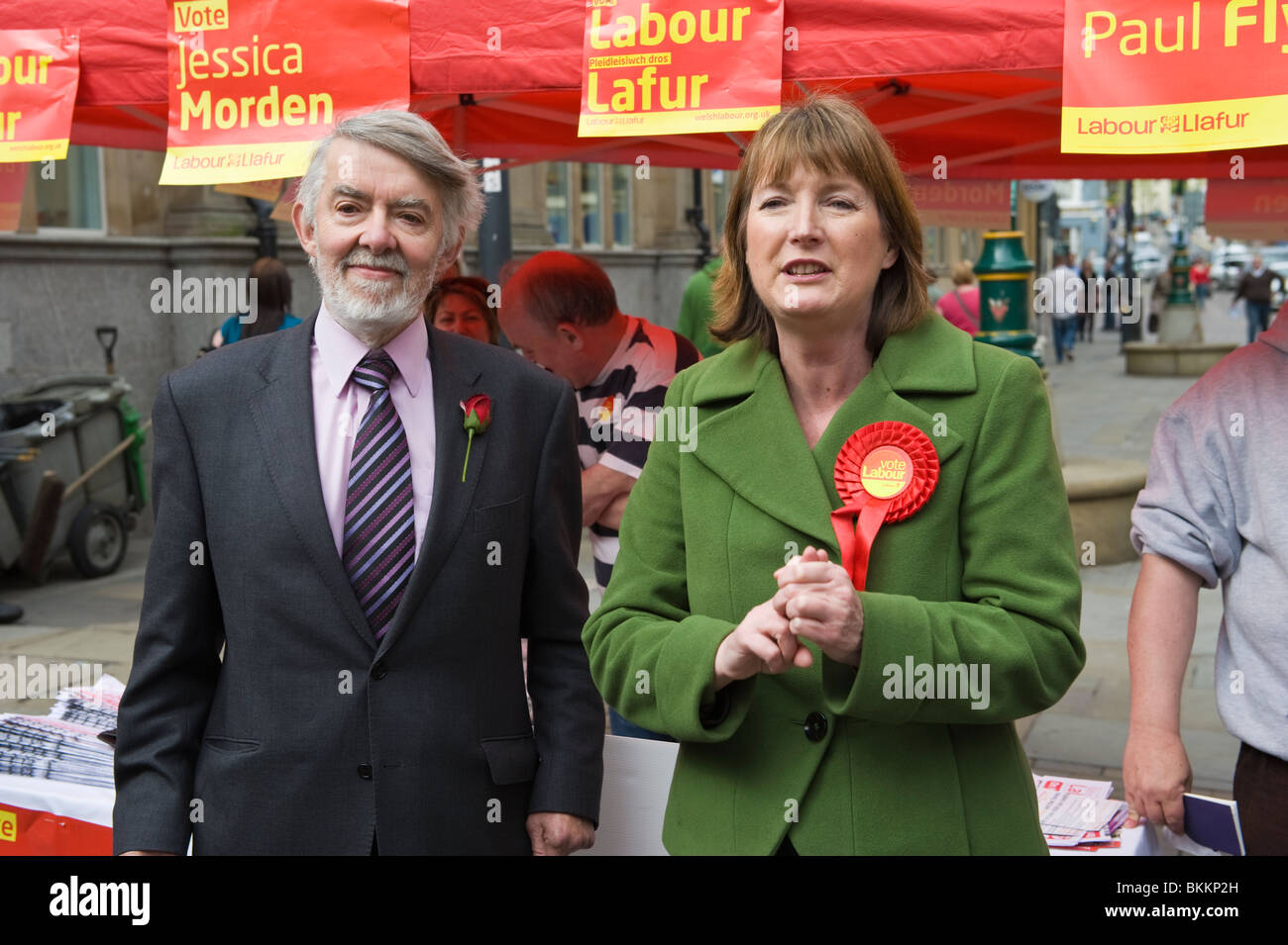 Paul Flynn (links) Labour Party Kandidaten suchen Wiederwahl in Newport West Kampagnen mit Harriet Harman im Stadtzentrum Stockfoto