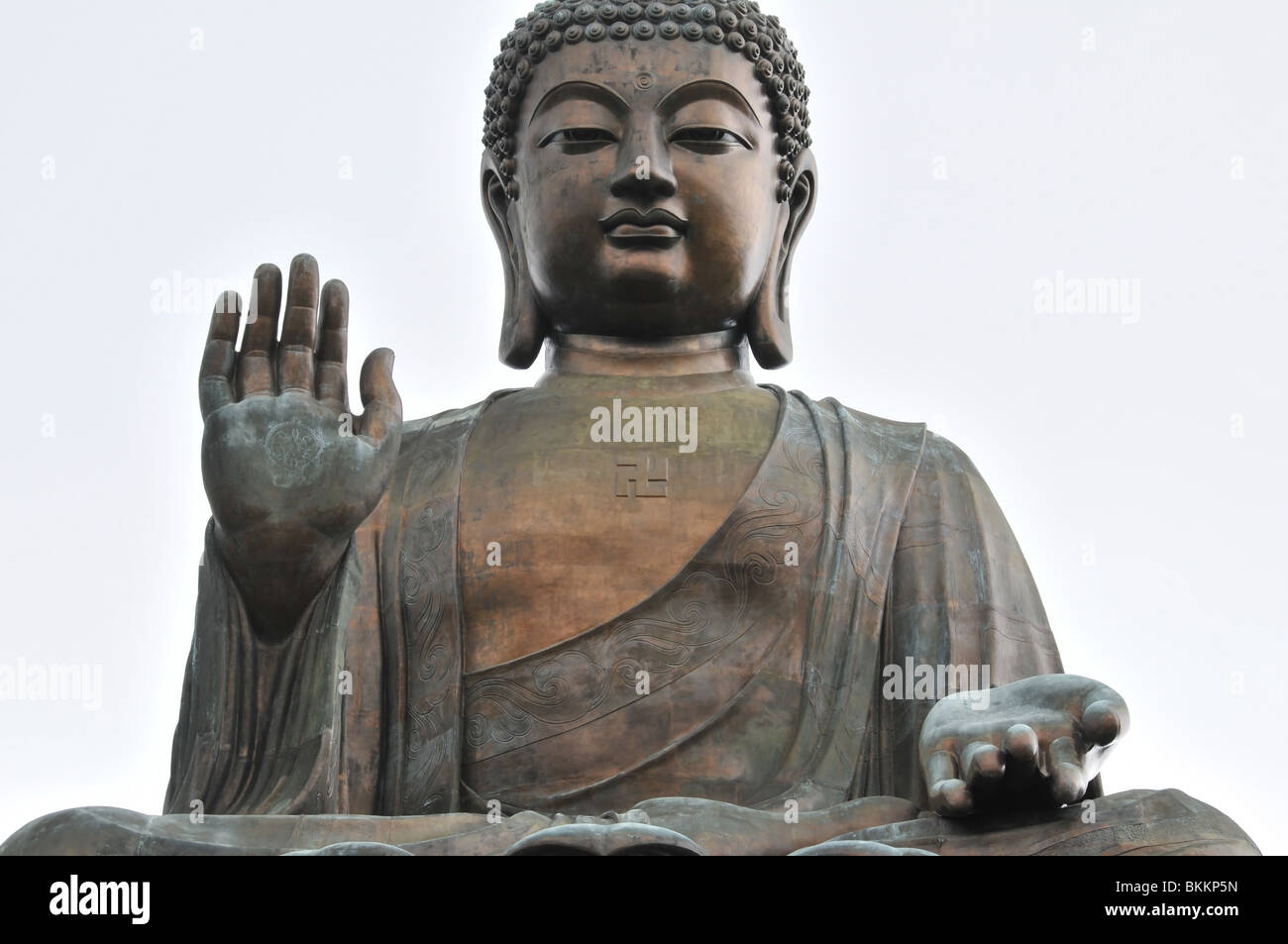 Nahaufnahme des Tian Tan "Big Buddha", von der Treppe zu den Bahnsteigen Altar, Monastery Po Lin, Lantau Island, Hong Kong Stockfoto