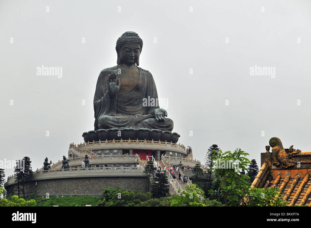 Tian Tan "Big Buddha" Statue, Lotus-Thron und Altar Plattformen, gesehen vom Po Lin Kloster Gateway, Lantau Island, Hong Kong Stockfoto