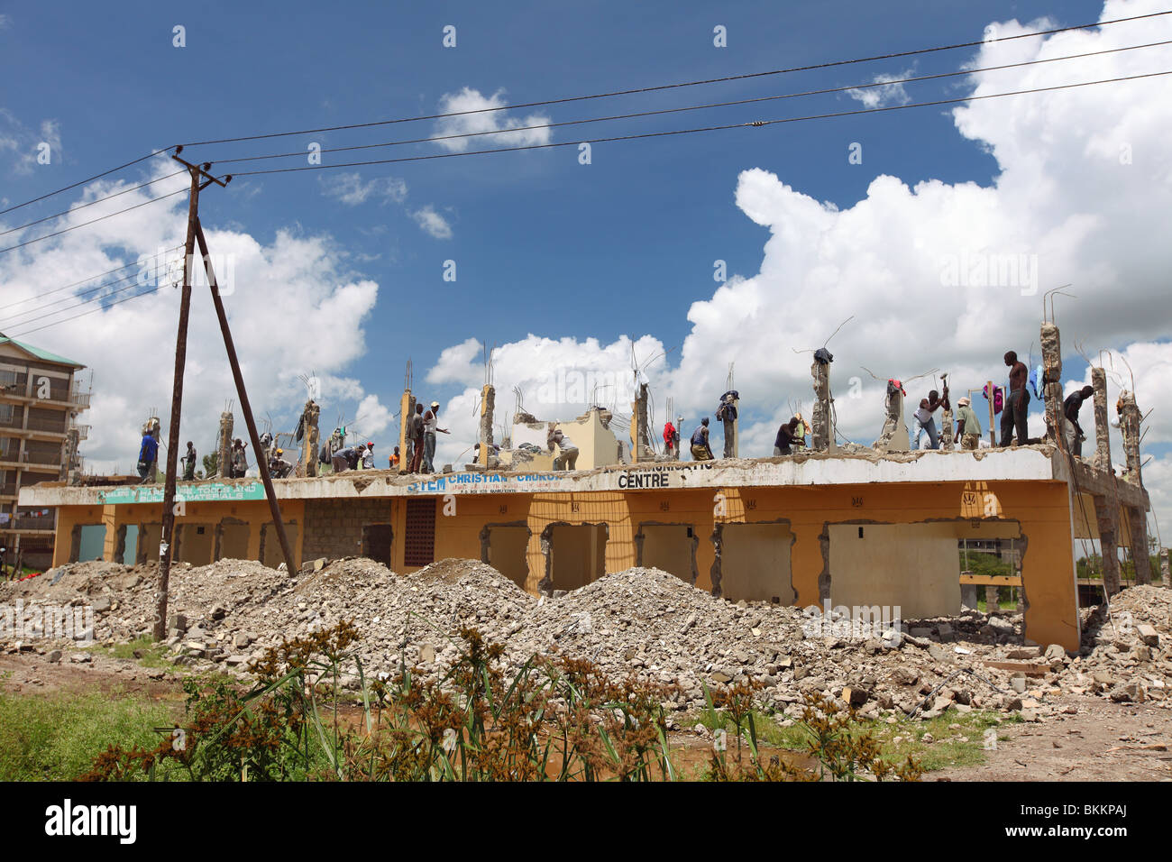 Kenia, zerstören Gebäude von hand mit Hammer, Mann demolieren Bau Stockfoto