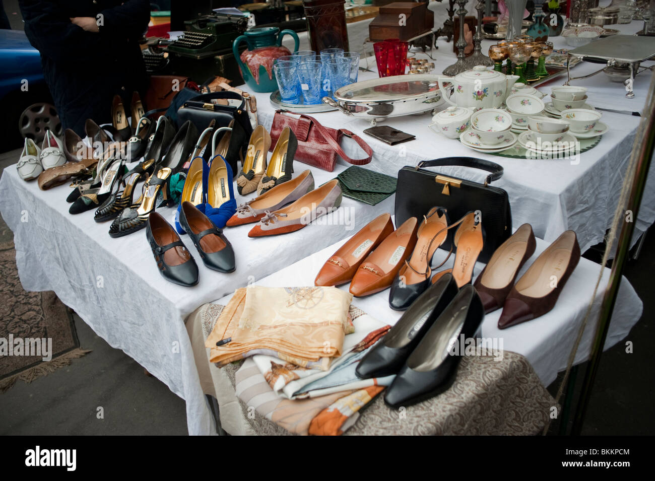 Shopping fShoes "Second Hand" Ladies Shoes on display at Street Garage Sale, Paris, France Stockfoto