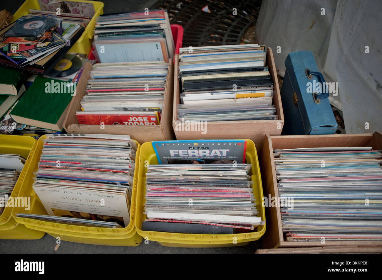 Shopping für Second Hand Vintage Music Records LP Alben, On Street Garage Sale, Paris, Frankreich Stockfoto