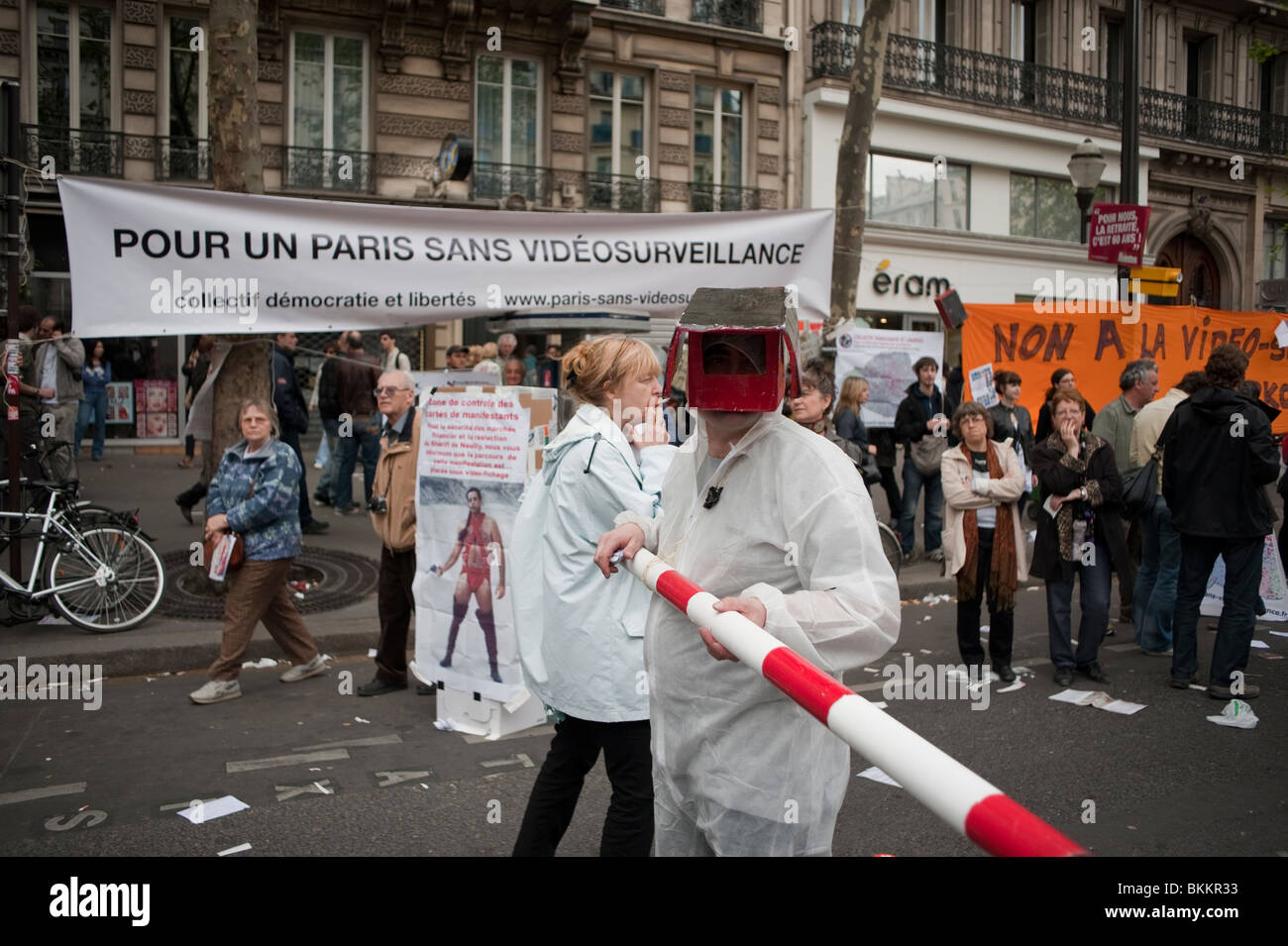 Anti-Video Surveillance Group demonstriert am 1. Mai, Demonstration am 1. Mai, Paris, Frankreich, Paris Barrier Stockfoto