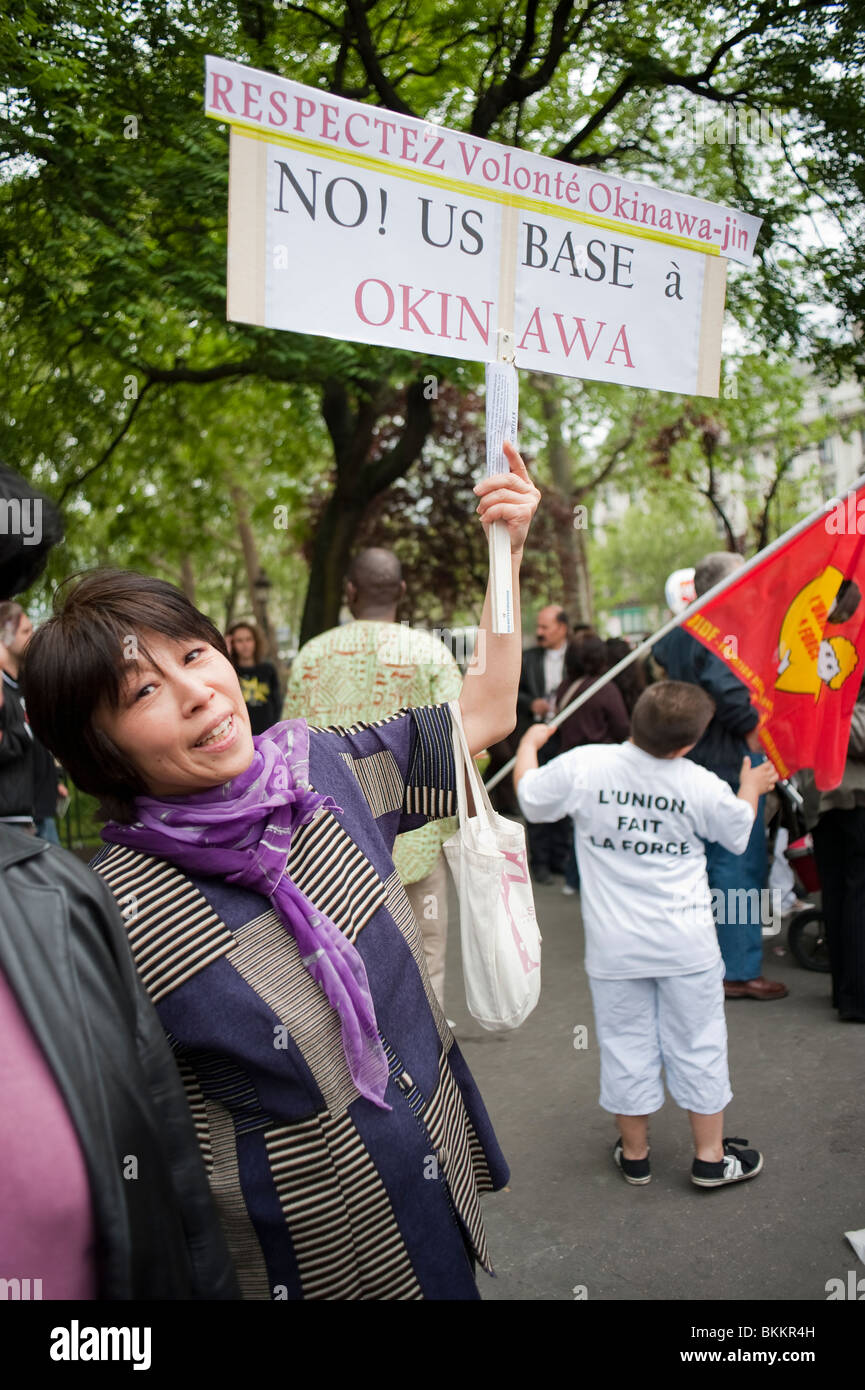 Antiamerikanische Militärbasen in Japan, Japaner demonstrieren am 1. Mai, Demonstration am 1. Mai, Paris, Frankreich, Frau mit Protestzeichen, japanische Migranten Stockfoto