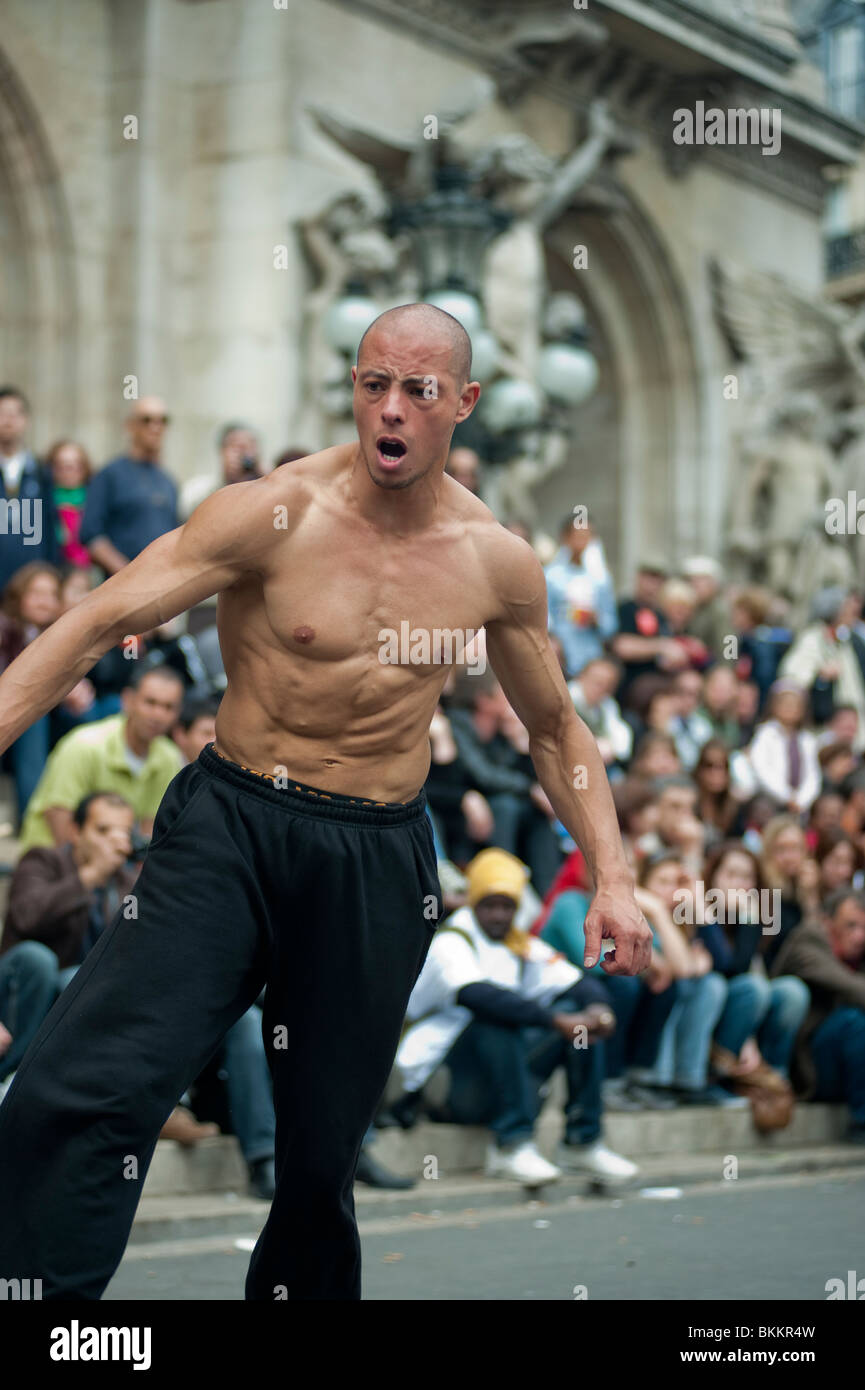 Muskulöser Mann, ohne Hemd, Break Dancing vor der Menschenmenge auf der Straße, Paris, Frankreich, Hip-Hop-Tänzer Stockfoto