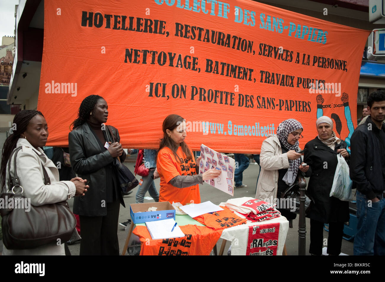 Gruppen unterschiedlicher Menschen, die am Tag der Arbeit demonstrieren, können Demonstrationen, Paris, Frankreich, Afrikanische Einwanderer Reinigungsunion, "Sans Papiers" réfugiés, Arbeiterrechte Proteste, Slogans der sozialen Gerechtigkeit, Einwanderer, Rechte der Einwanderer, Arbeitsmigranten frankreich, Gruppe von Frauen, Europa Stockfoto