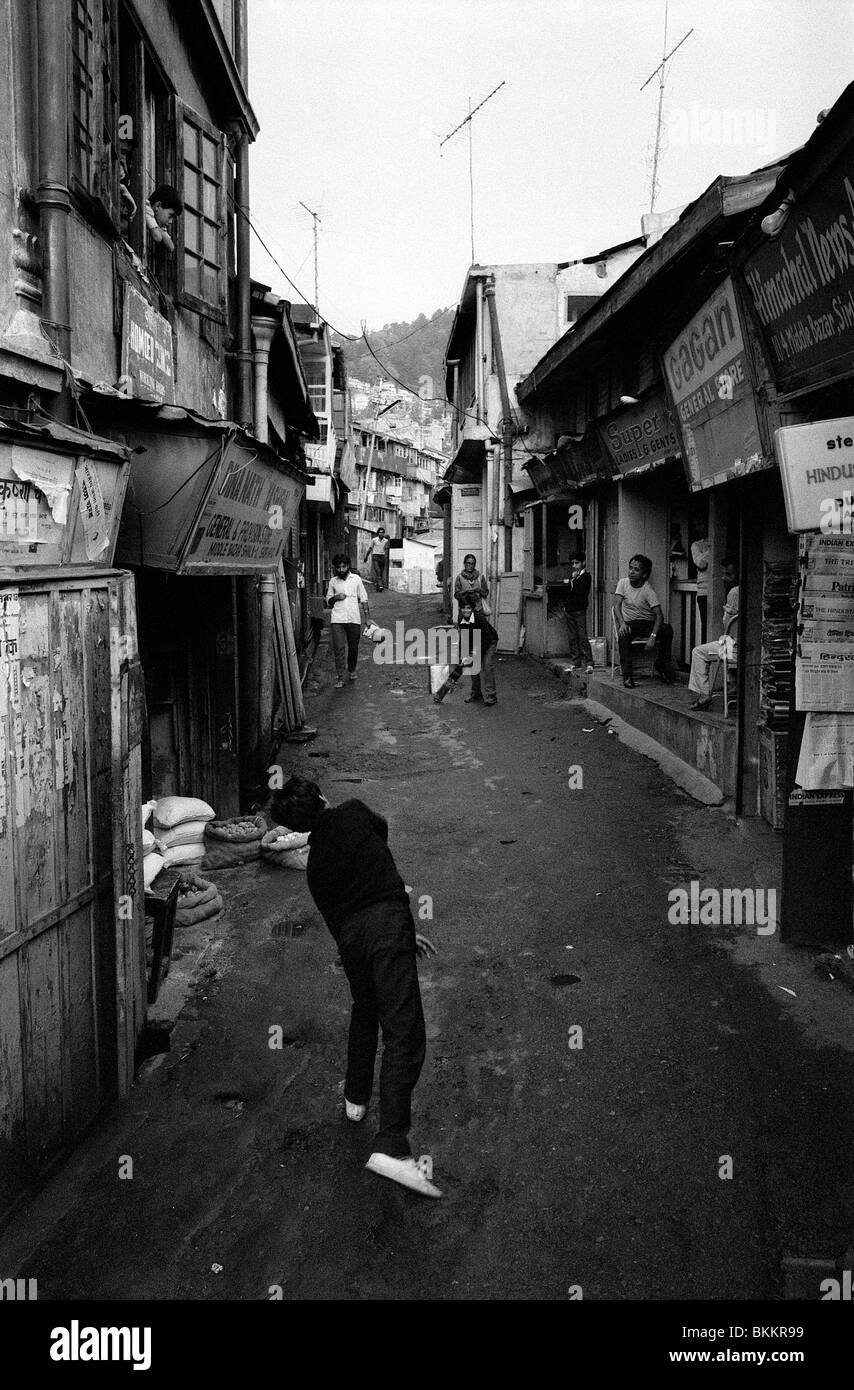Junge Burschen, die ein Spiel Cricket in einem narrow.street Sabzi Mandi, die unteren Bazar in Shimla Stockfoto