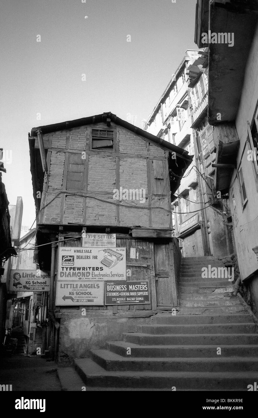 Werbung im Überfluss in dem Labyrinth aus steilen Gassen in den Basaren von Shimla Stockfoto