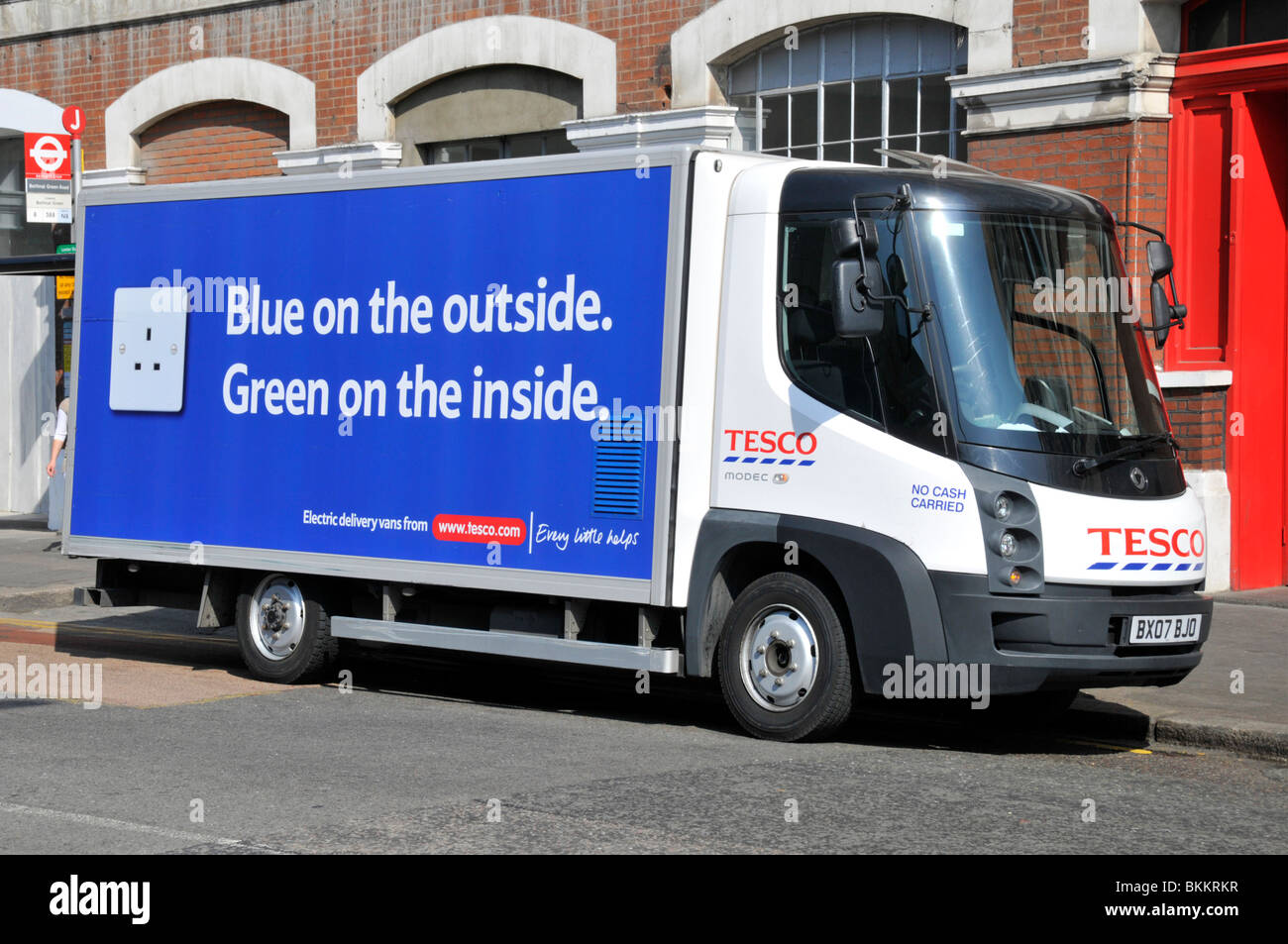 Tesco Supermarkt elektrischen Lieferwagen London England Großbritannien Stockfoto