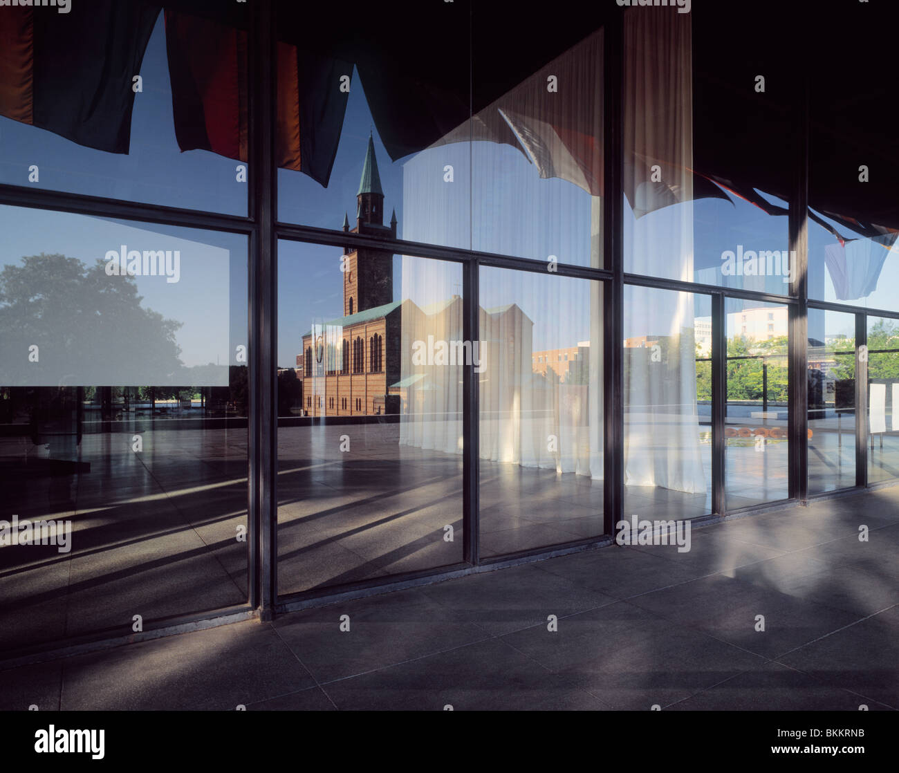 Spiegelbild im Fenster der neuen Nationalgalerie in Berlin von Mies van der Rohe entworfen. Stockfoto
