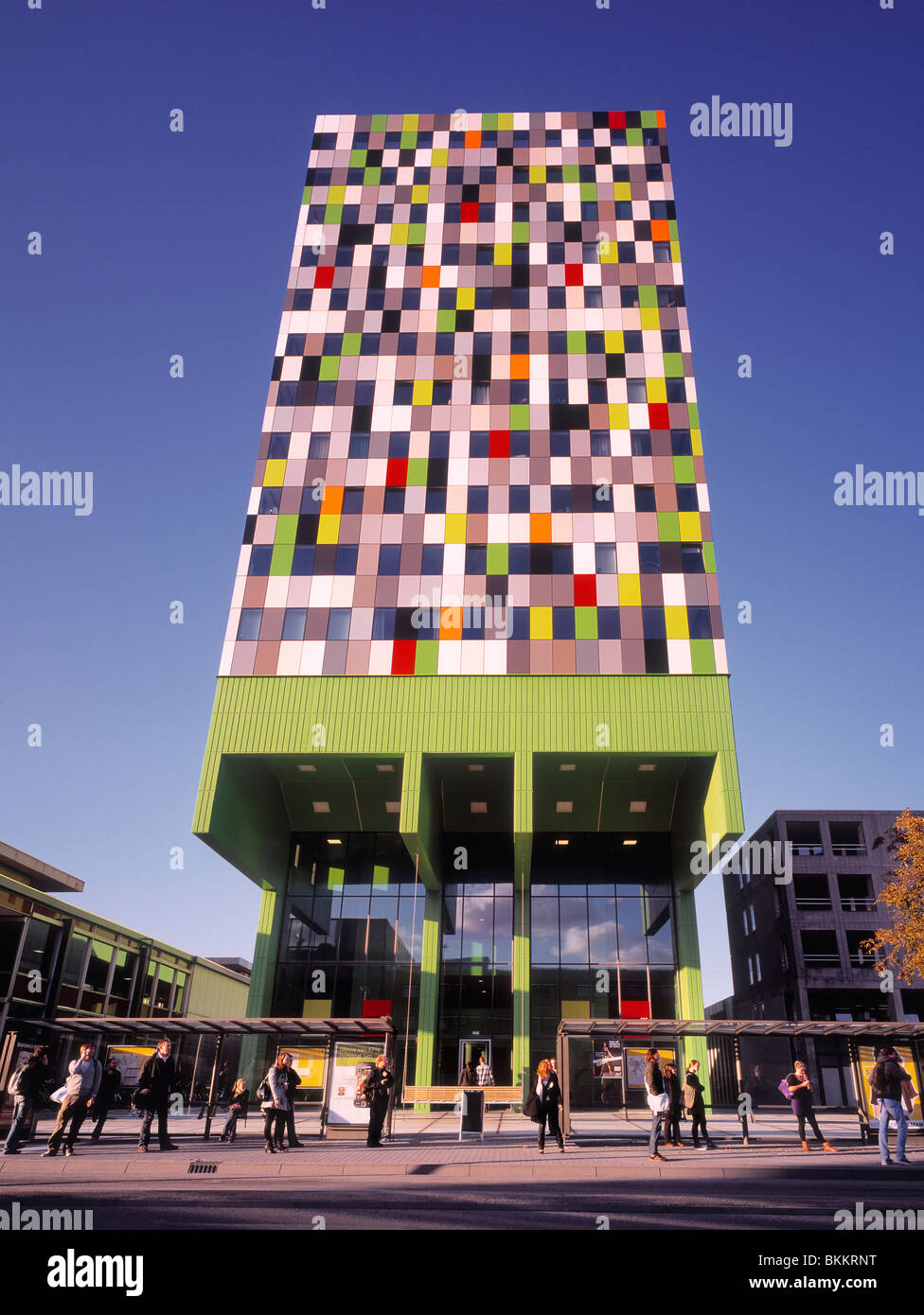 Bunte Gebäude mit Pendler warten an einer Bushaltestelle, Utrecht, Niederlande. Stockfoto