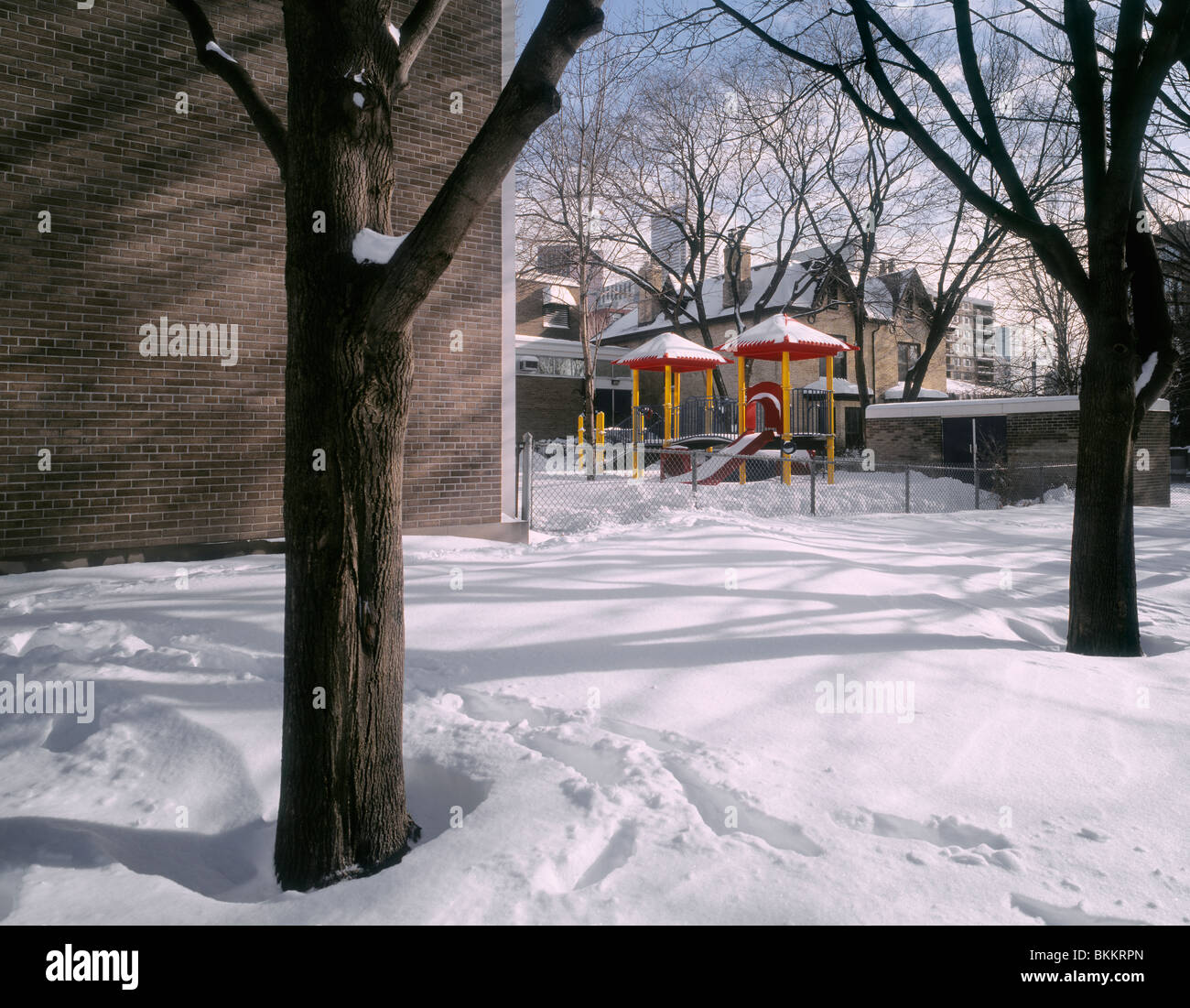 Winter-Zusammensetzung der Neuschnee, Bäumen und Spielplatz in Toronto, Kanada, Stockfoto