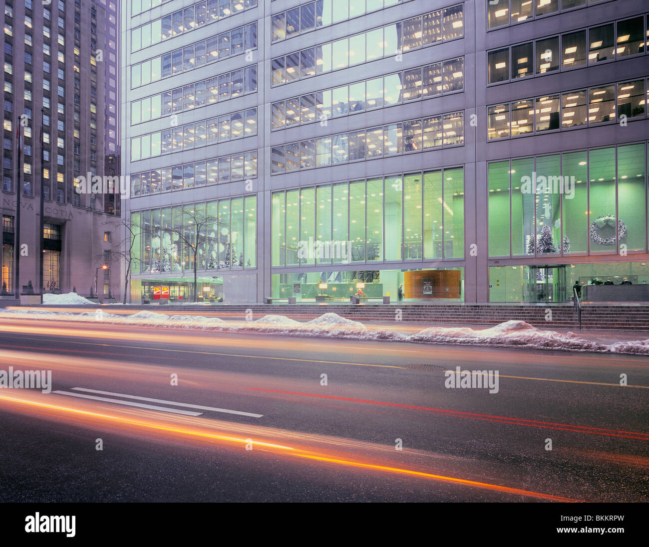 Bewegung verwischt Datenverkehr modernes Bürogebäude in Toronto, Kanada Stockfoto