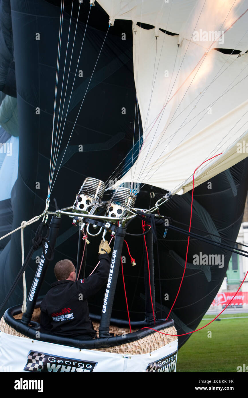 London-Marathon 2010. Eine Ballon-Pilot feuert die Brenner auf eine statische Ballon-Anzeige. Stockfoto