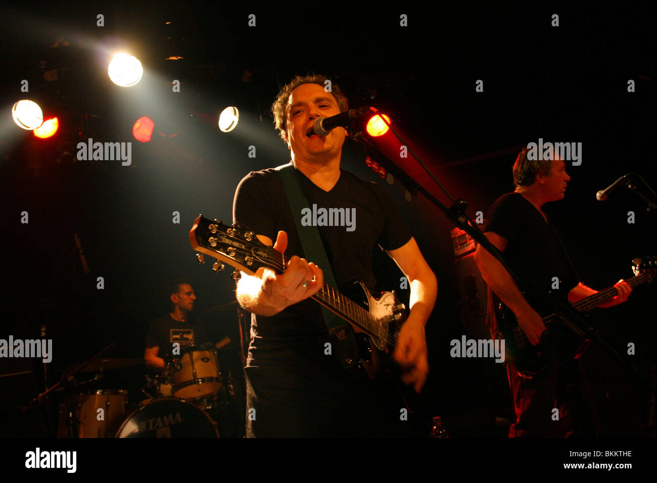 Israel Singer Izhar Ashdot ist im Berale-Musik-Club am Lehavot Haviva Sammelabrechnung durchführen. 21. Juli 2007. Stockfoto