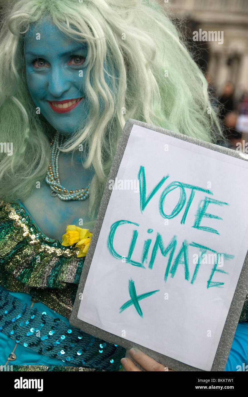 MayDay 2010. Lucy mit blau bemalte Gesicht und Stimme Klima Plakat Stockfoto