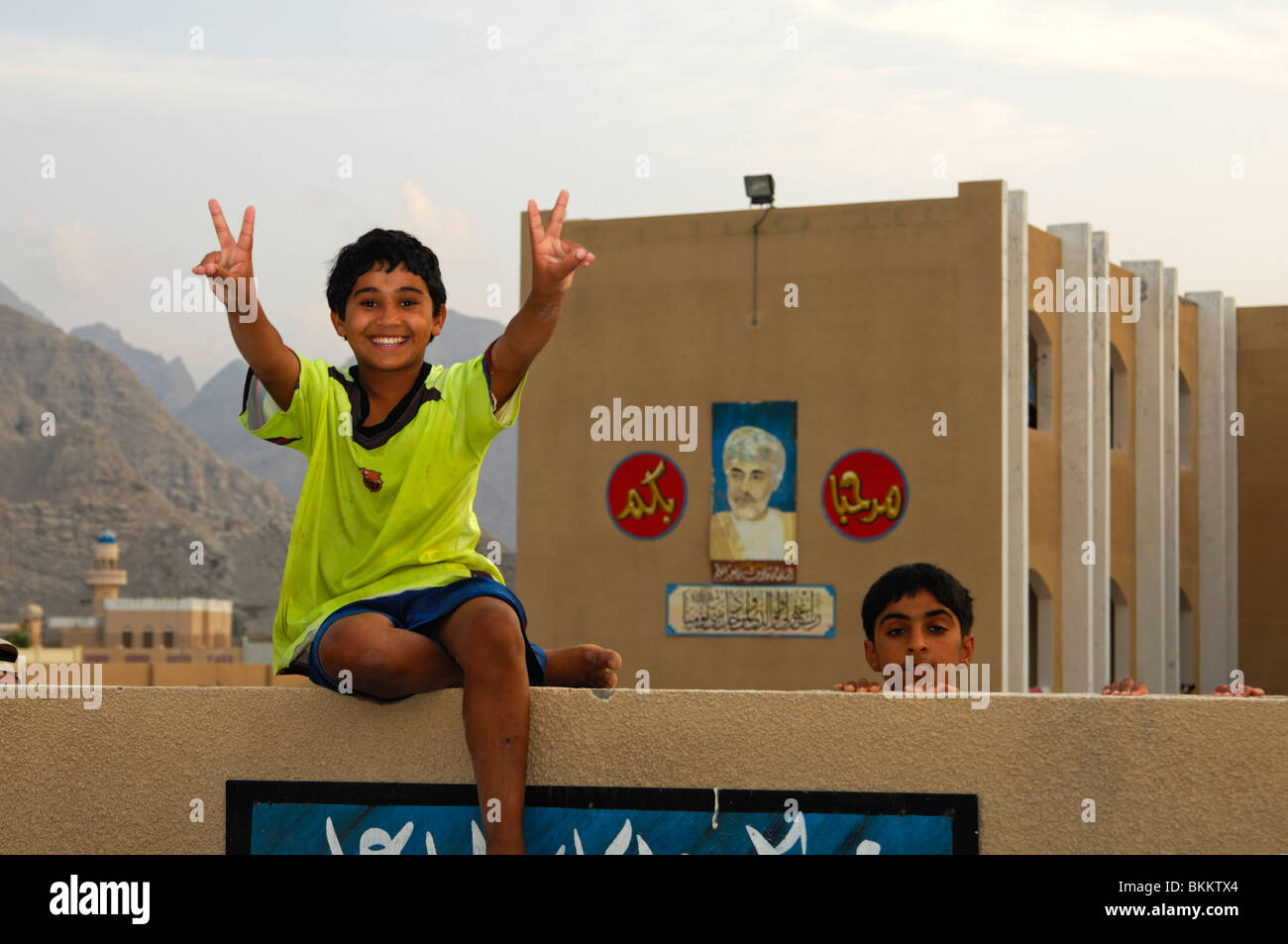 Junger Student in einem Internat machen schlägt, Sultanat Oman, Khasab, Musandam Stockfoto