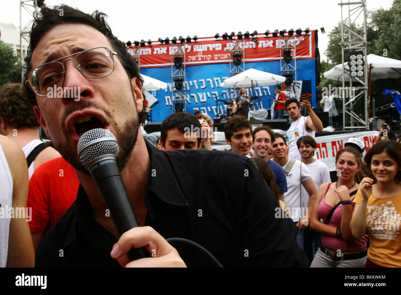 Israelische Sängerin Gilad Cahana und die Giraffen-Band sind an der Universität Tel Aviv durchführen. Stockfoto