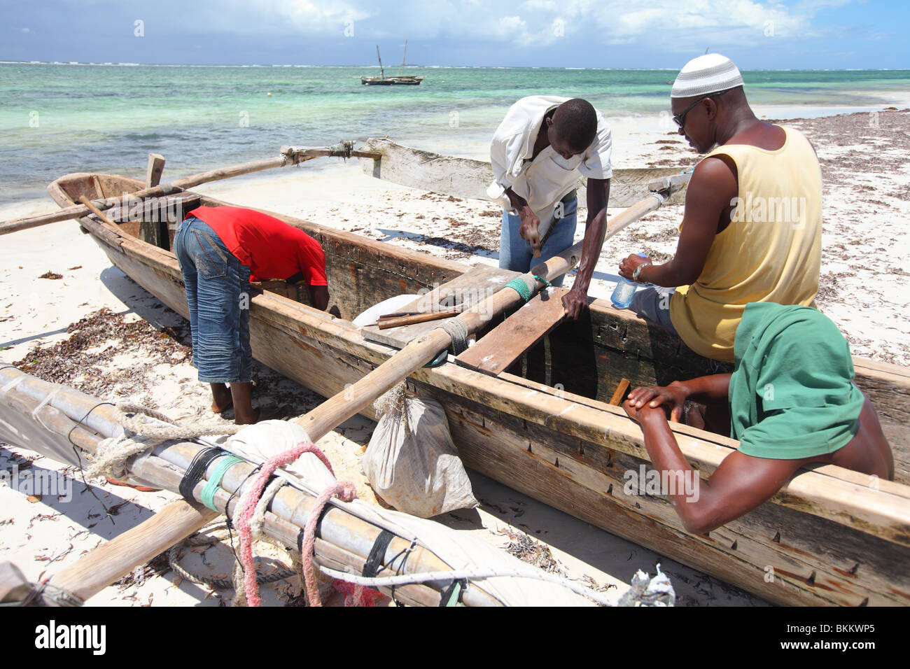 Kenia, Mombasa, Afrika, Angeln Einbaum, Fischer mit Dhow am Diani beach Stockfoto