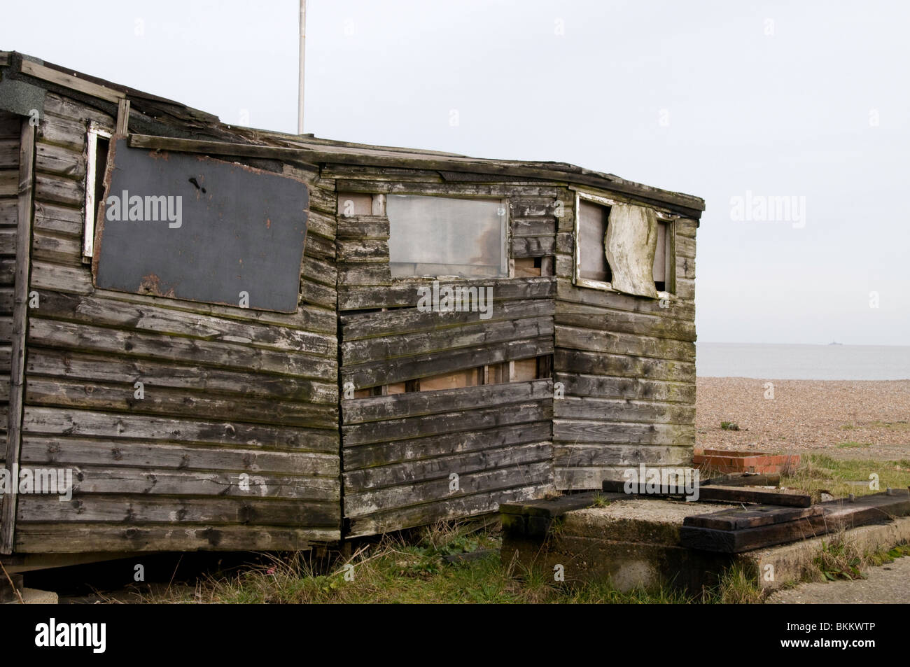 Verfallene Fishermans Hütte am Strand von Aldeburgh Stockfoto