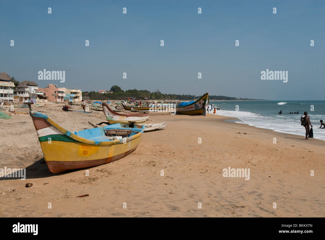 Indien, Tamil Nadu, Mahabalipuram Angelboote/Fischerboote am Ufer Stockfoto