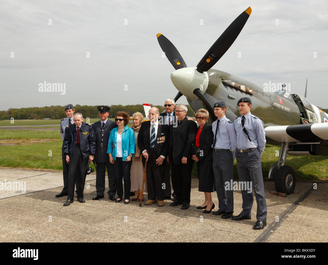 Gruppe mit Fotografieren mit Peter Ayerst (mit Stock) eine Zweiter Weltkrieg Spitfire pilot. Stockfoto