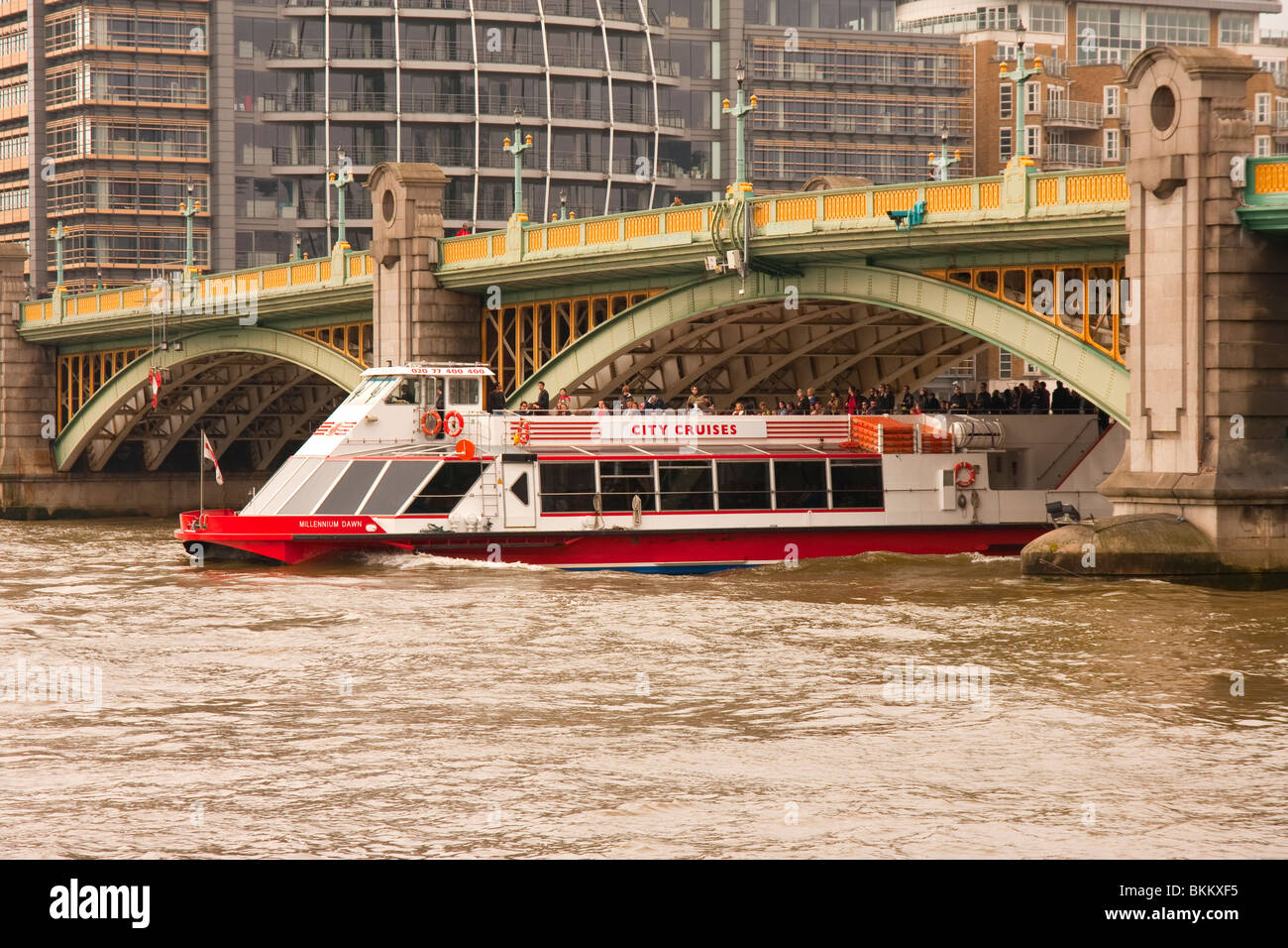 "Sightseeing-Kreuzfahrt" auf der Themse Stockfoto