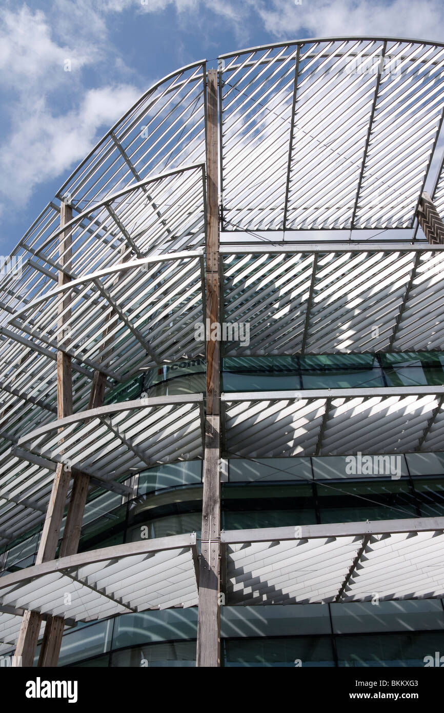 Moderne Gebäude auf dem Damm in London Stockfoto