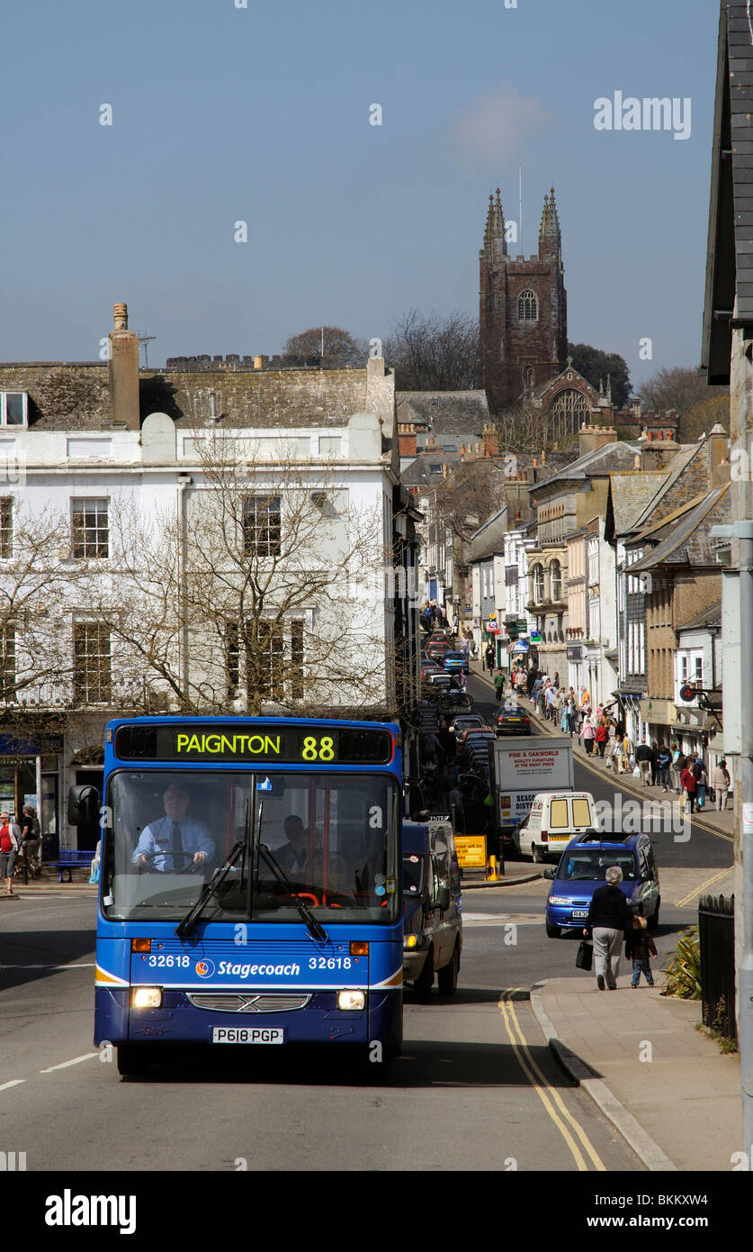 Totnes Stadt Geschäften im Stadtzentrum South Devon England UK und eine Postkutsche Unternehmen single Deck-bus Stockfoto