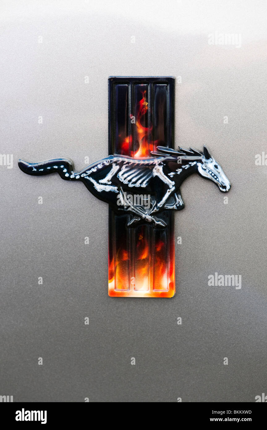 Ford Mustang benutzerdefinierte Pferd logo Skelett an der Tür des klassischen amerikanischen Auto Stockfoto