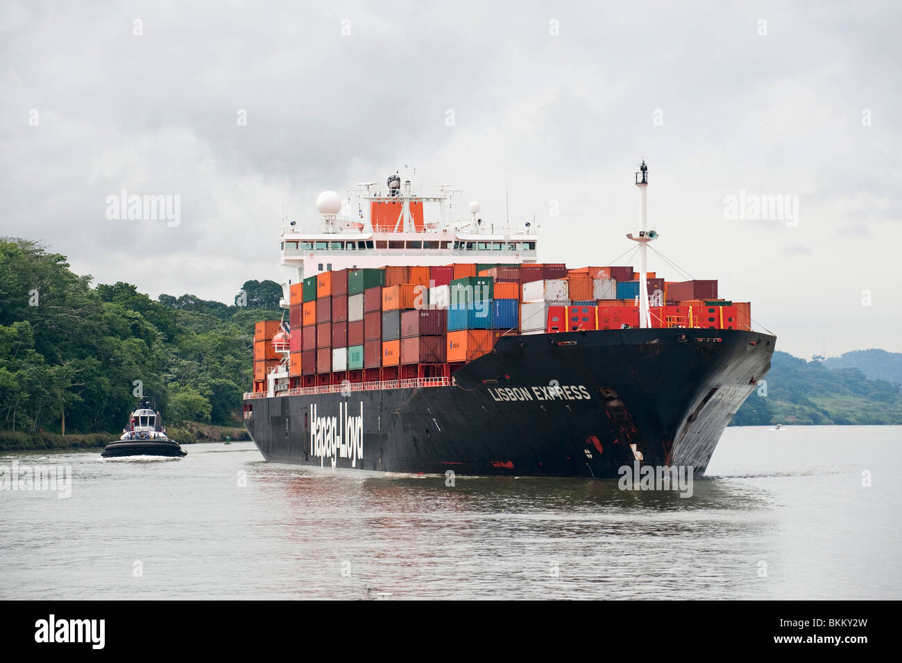 Ein Containerschiff vorbei Gamboa im Chagres River, Panamakanal, Panama Stockfoto