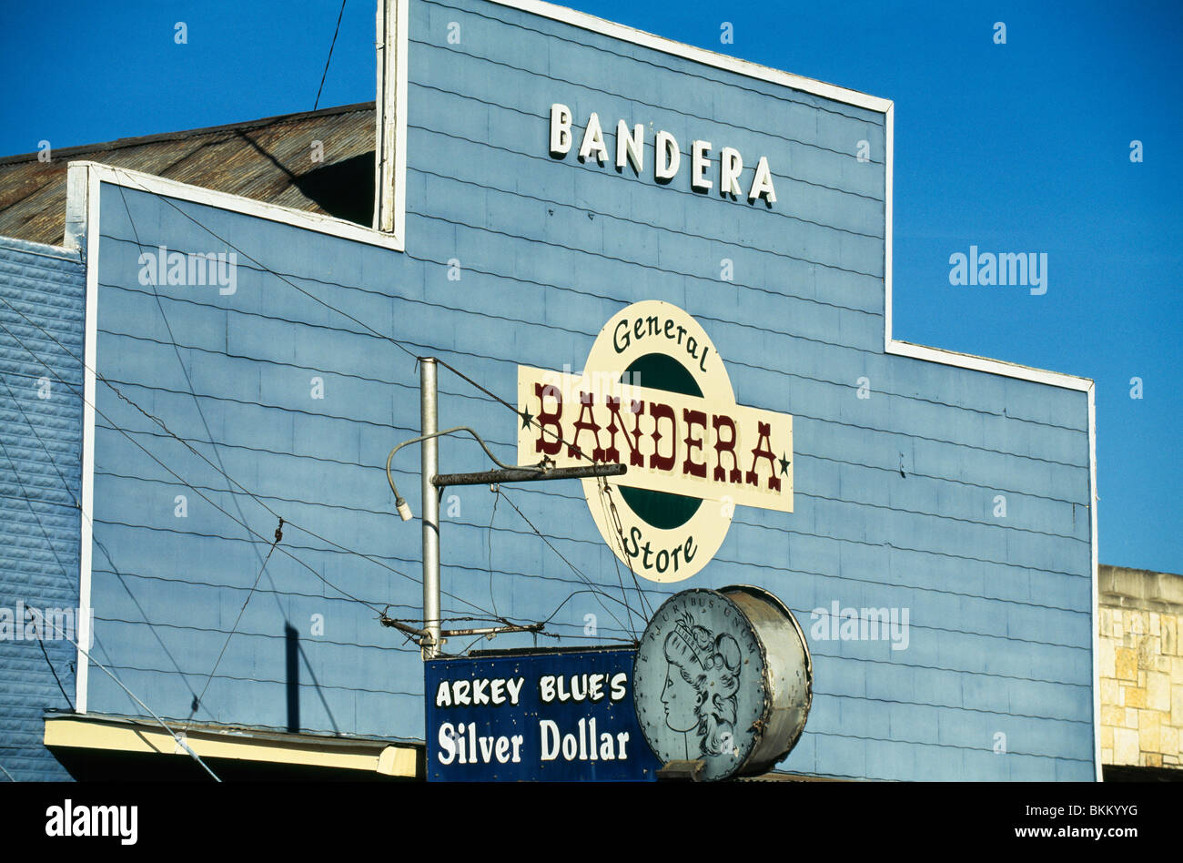 Fassade des Arkey Blau Silber Dollar, eine authentische Honky Tonk in Bandera, Texas, USA Stockfoto